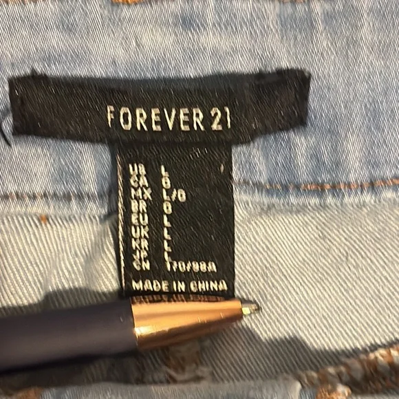 Forever 21 Jean Shorts Light Wash Size Large - Picture 3 of 3